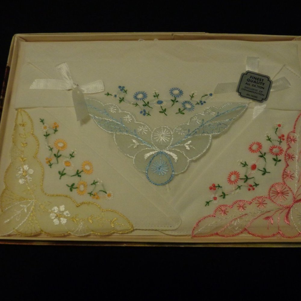 SWEET GIRL VINTAGE 1950S BOX OF 3 NEW PRETTY HANKIES OLD ENGLISH PICTURE ON BOX